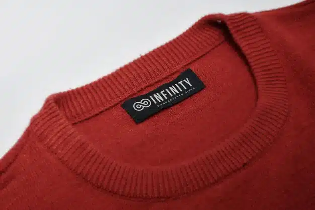 Close up on logo mockup on clothes tag Premium Psd