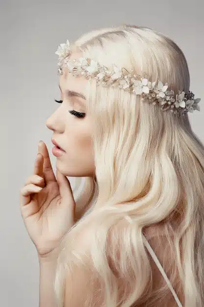 Beautiful blonde girl with tiara Premium Photo