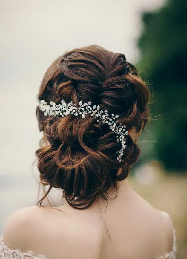 Beautiful bride with wedding hairstyle Premium Photo
