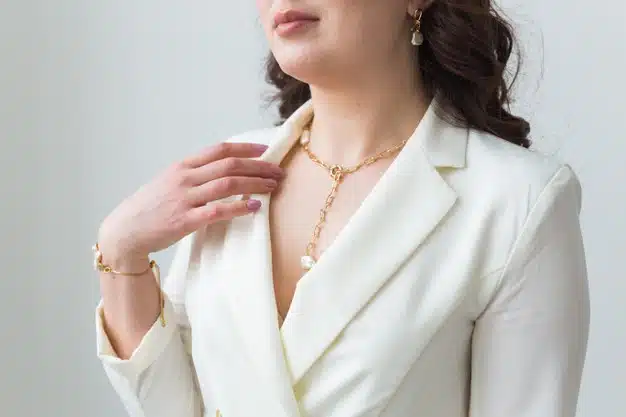 Close-up of woman wearing a gold necklace. jewelry, bijouterie and accessories concept. Premium Photo