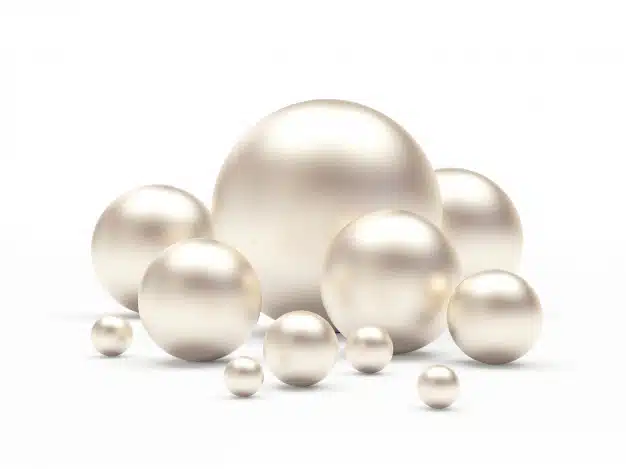 Group of white pearls of different sizes Premium Photo