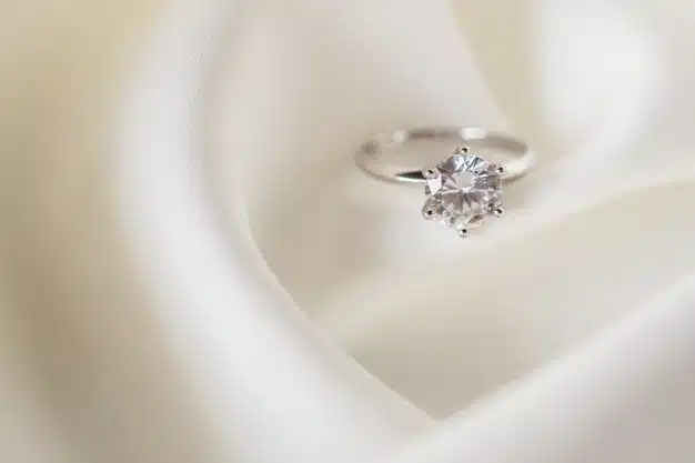 Jewelry wedding diamond ring close up Premium Photo