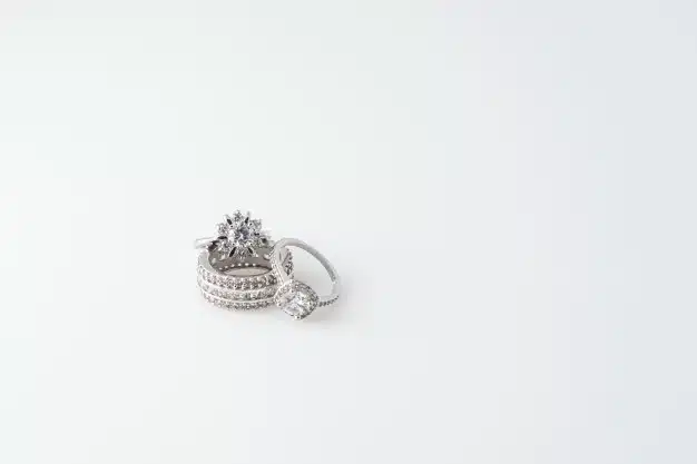 Precious silver rings with diamonds Premium Photo