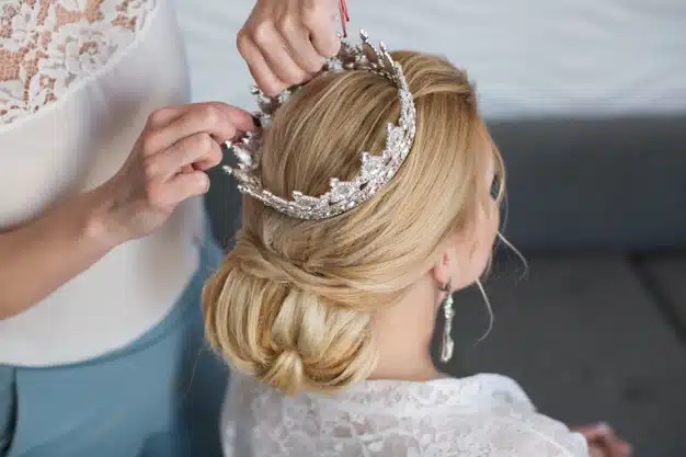 The stylist wears the crown bride Premium Photo